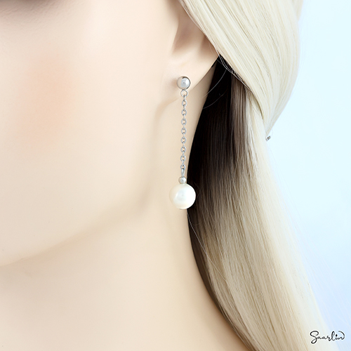 Hera-earring with a freshwater pearl