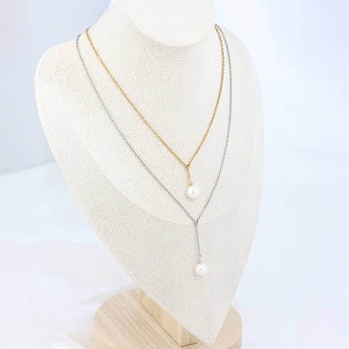 Hera-pendant with a freshwater pearl